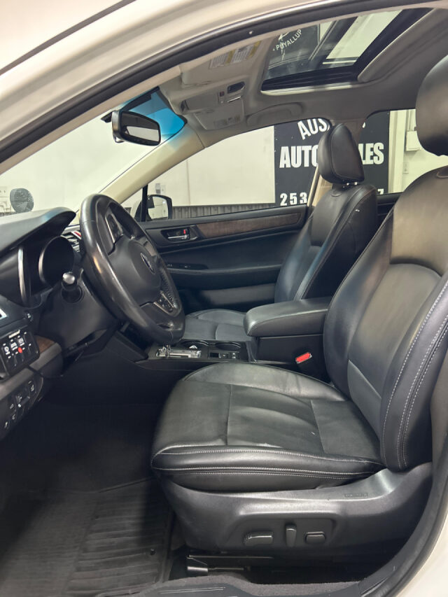 2017 Subaru Outback 3.6R Limited Crossover Image 8