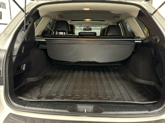 2017 Subaru Outback 3.6R Limited Crossover Image 12