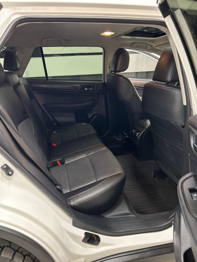2017 Subaru Outback 3.6R Limited Crossover Image 13
