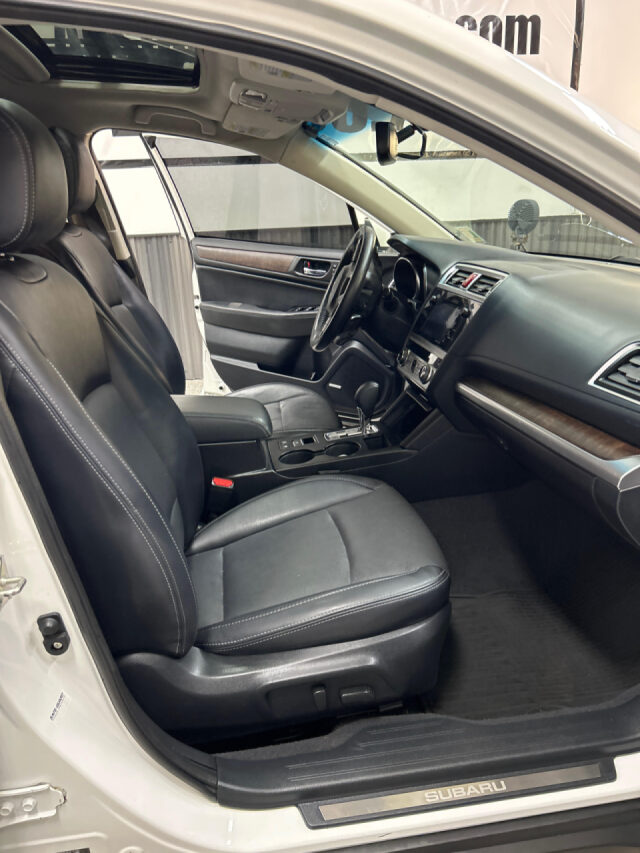 2017 Subaru Outback 3.6R Limited Crossover Image 14