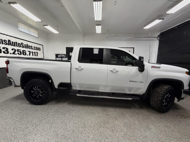 2024 Chevrolet Silverado 2500HD LT Crew Cab Image 2